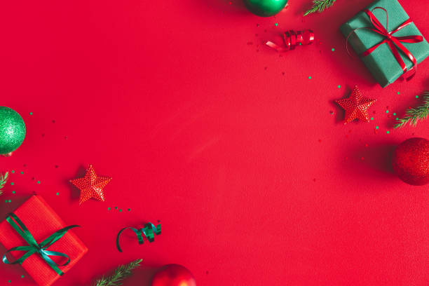 크리스마스 구성. 선물 상자, 빨간색 배경에 크리스마스 장식. 플랫 레이, 상단 보기, 복사 공간 - star shape confetti red nobody 뉴스 사진 이미지