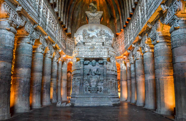 statue de bouddha dans les cavernes de bouddha de karla, lonavala, maharashtra - asia buddha buddhism carving photos et images de collection