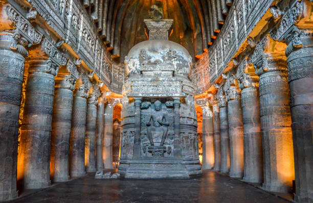 posąg buddy w jaskiniach buddy karla, lonavala, maharashtra - india statue carving history zdjęcia i obrazy z banku zdjęć