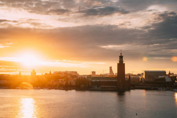 estocolmo, suecia. vista panorámica del horizonte de la famosa torre del ayuntamiento de estocolmo. edificio del consejo municipal se encuentra en la isla de kungsholmen. sunshine por encima del famoso y popular lugar en sunset sunrise - kungsholmen fotografías e imágenes de stock