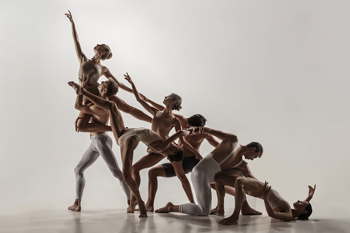 El grupo de bailarines de ballet modernos. Ballet de arte contemporáneo. Jóvenes hombres y mujeres atléticos flexibles. photo
