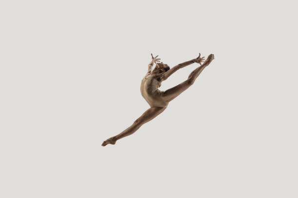bailarina de ballet moderna. ballet de arte contemporáneo. joven mujer atlética flexible. - hip expressing positivity full blue fotografías e imágenes de stock