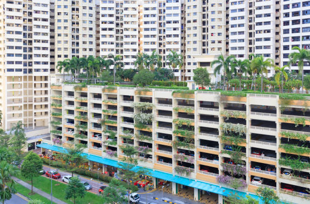 singapore-05 maio 2018: edifício residencial e estacionamento de alta densidade de singapore com jardim do telhado - apartment moving up tall growth - fotografias e filmes do acervo