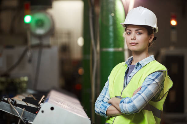 vorarbeiterin in der anlage - manual worker portrait helmet technology stock-fotos und bilder