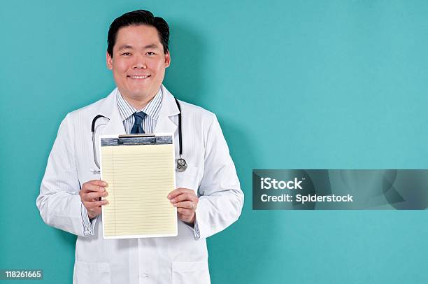 Asian Médico Con Portapapeles Foto de stock y más banco de imágenes de 30-39 años - 30-39 años, Adulto, Adulto de mediana edad