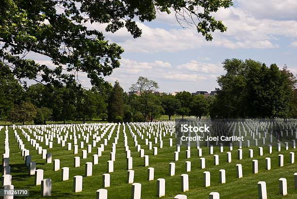 Foto de No Cemitério Headstones e mais fotos de stock de Cemitério - Cemitério, Cena de tranquilidade, Exército Americano