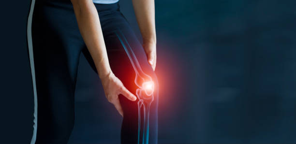 Sport woman suffering from pain in knee. Tendon problems and Joint inflammation on dark background. Healthcare and medical. Sport woman suffering from pain in knee. Tendon problems and Joint inflammation on dark background. Healthcare and medical. knee stock pictures, royalty-free photos & images