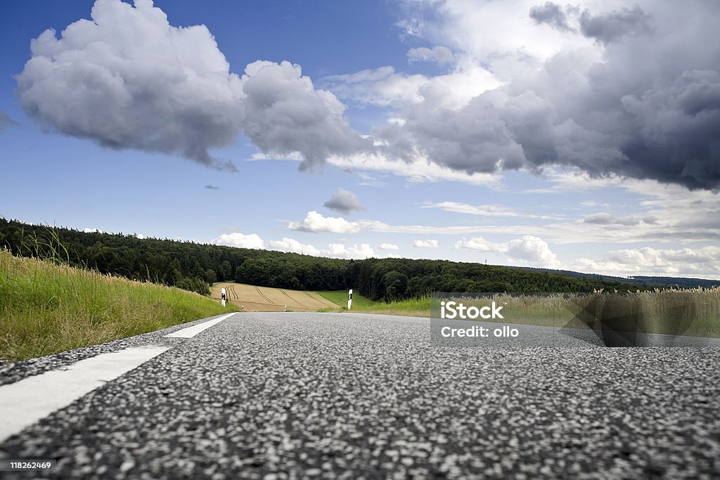 Vue en contre-plongée countryroad, Ciel menaçant et Fonds de nuage - Photo de Allemagne libre de droits