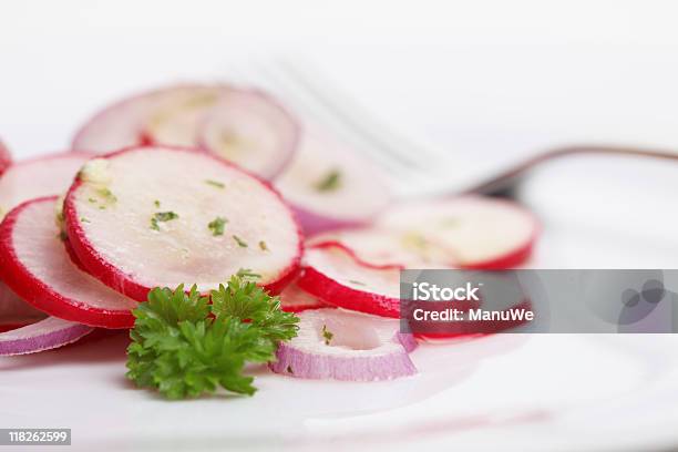 Foto de Closeup De Salada De Rabanete e mais fotos de stock de Afiado - Afiado, Alimentação Saudável, Beterraba Dourada