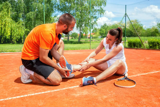 fille blessée sur le court de tennis - tennis women one person vitality photos et images de collection