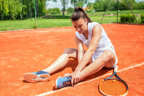 lesión en la pierna en la pista de tenis - clothing casual concepts concentration fotografías e imágenes de stock