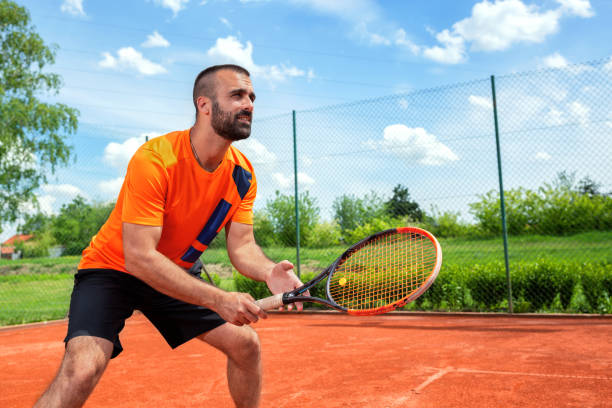 бородатый парень готовится получить теннис служить - forehand стоковые фото и изображения