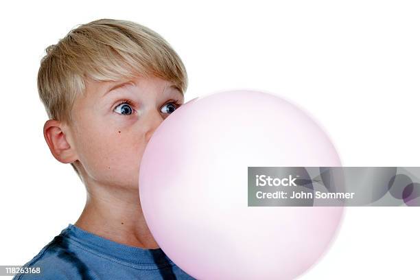 Chłopiec Dmuchać Dużą Z Myślami - zdjęcia stockowe i więcej obrazów Guma balonowa - Guma balonowa, Bańka, Dmuchać