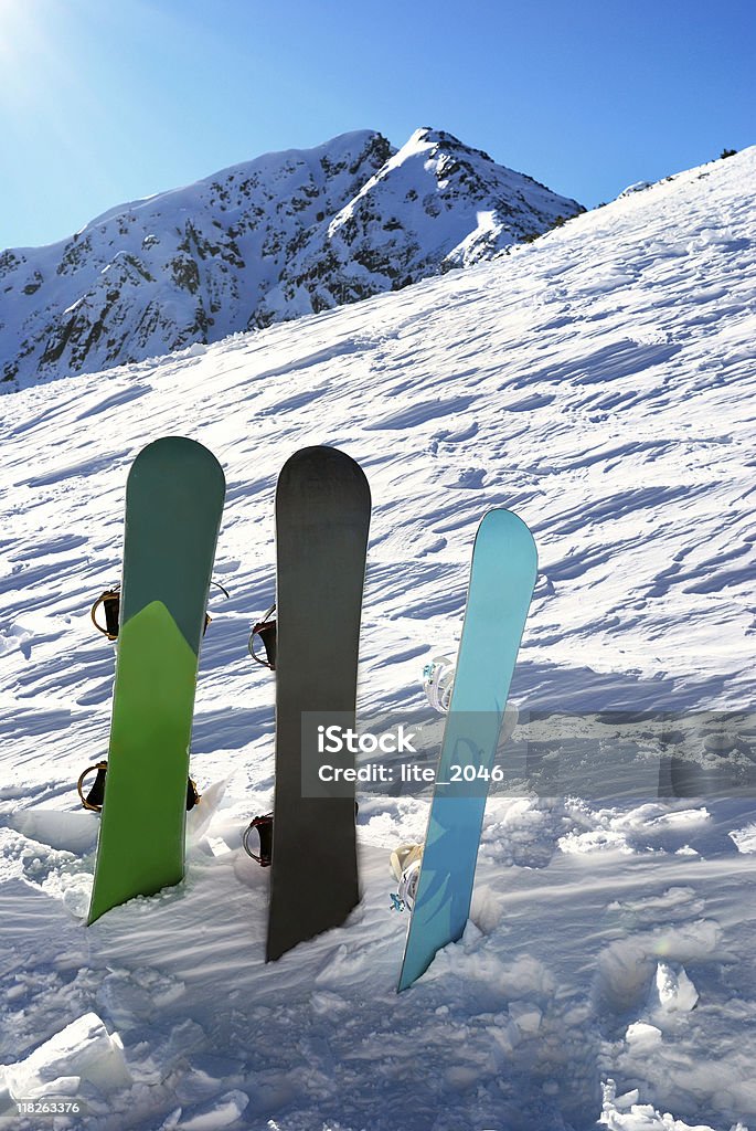 Tres snowboards bajo el sol - Foto de stock de Actividad después de esquiar libre de derechos