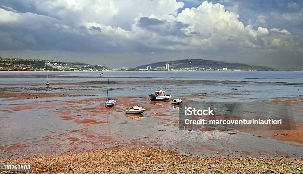 Maré Baixa Em Swansea Bay Céu Dramáticopaís De Gales - Fotografias de stock e mais imagens de Swansea