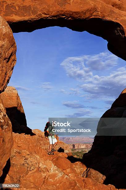 Homem De Pé Sobre Sapatos De Rocky Parapeito Com Enorme Arco - Fotografias de stock e mais imagens de Admirar a Vista