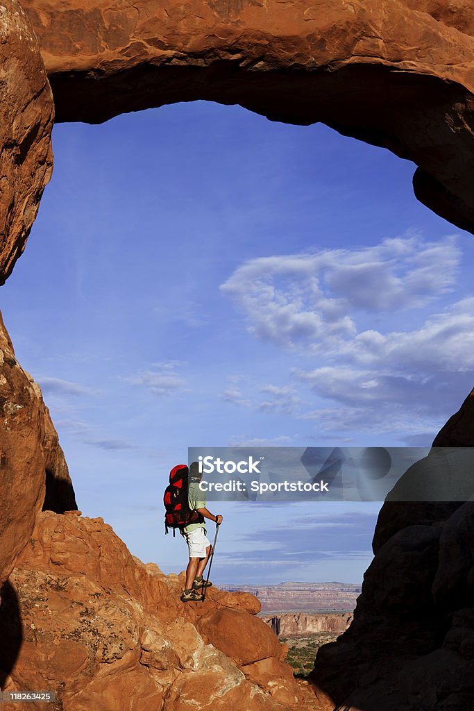 Vista traseira do Homem alpinista de pé no enorme Saliência rochosa - Foto de stock de Adulto royalty-free