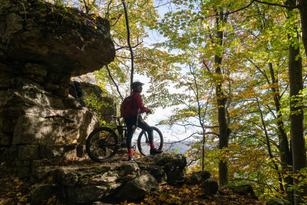 가을에 전기 산악 자전거를 타는 시니어 여성 - 스와비와 고원 뉴스 사진 이미지