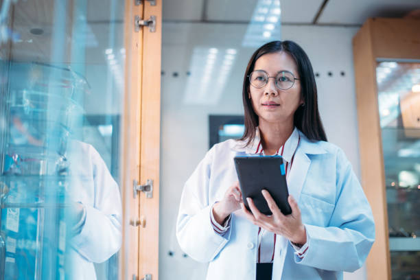 istock Asian Female Optician working at the optics 1182639687