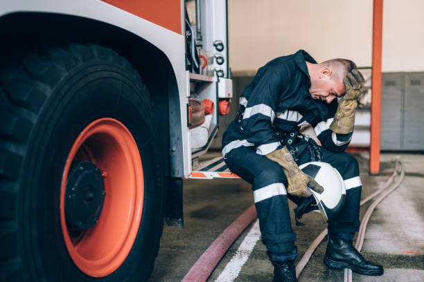 bombero en el trabajo - exhaustion tired men after work fotografías e imágenes de stock