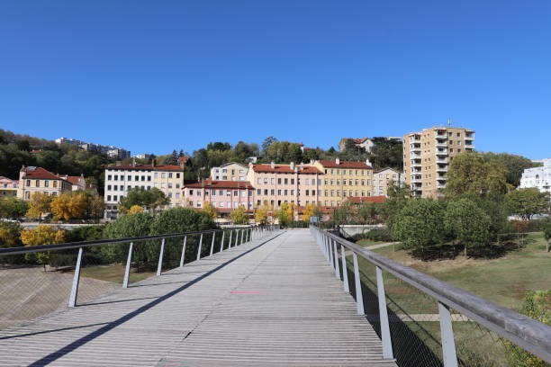 el puente de la paz en el río ródano en caluire y cocina - rhone bridge fotografías e imágenes de stock