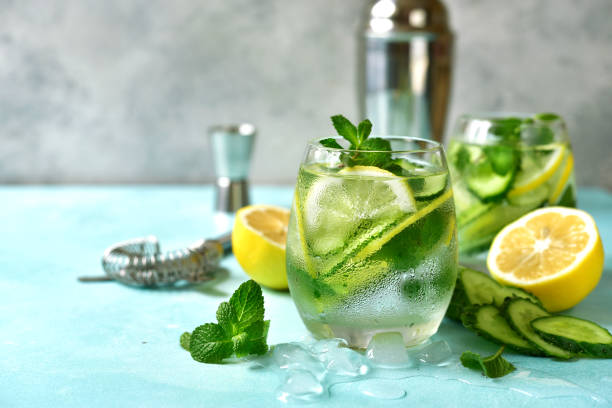 cucumber and lemon refreshing drink with mint - water with glass cocktail imagens e fotografias de stock