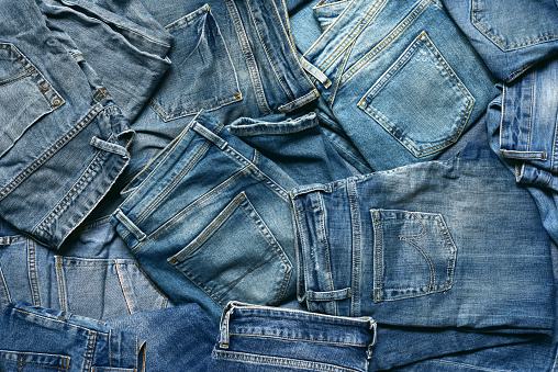 Fondo texturizado con variedad de jeans azules para hombre y mujer. photo