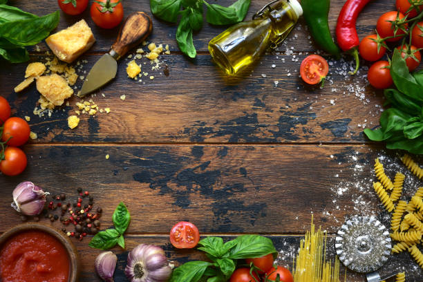 background culinario con ingredienti tradizionali della cucina italiana - light vegetarian food garlic spice foto e immagini stock