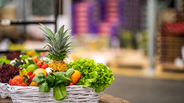 バスケットの果物や野菜 - plum fruit basket wicker ストックフォトと画像