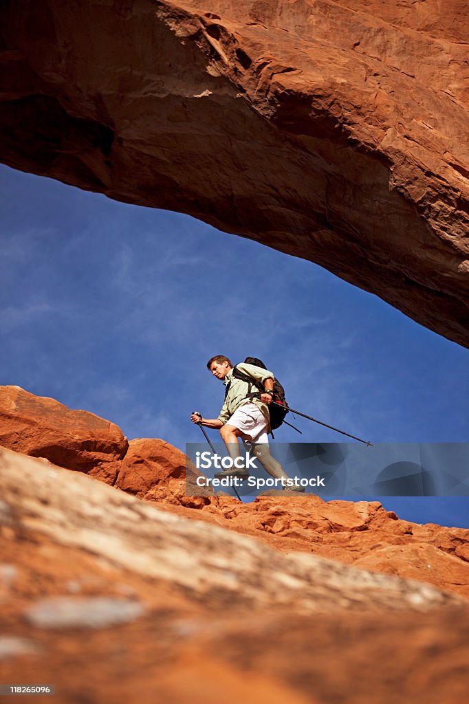 Botas con mochila y polos, excursionismo en Moab Utah - Foto de stock de Actividades recreativas libre de derechos