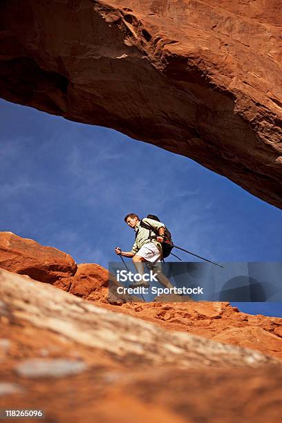Botas Con Mochila Y Polos Excursionismo En Moab Utah Foto de stock y más banco de imágenes de Actividades recreativas
