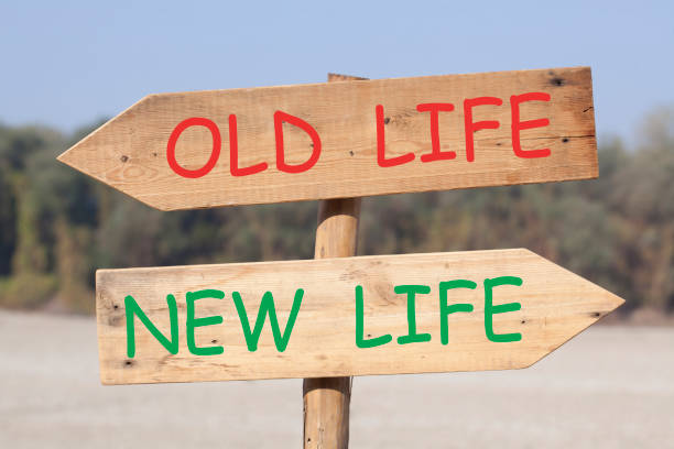 старая жизнь и новая жизнь - success failure dreams road sign стоковые фото и изображения