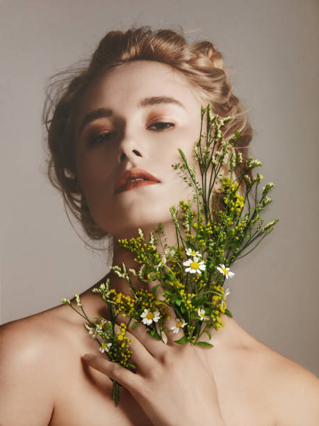 colagem com retrato e as flores fêmeas - beauty one woman only spring beauty in nature - fotografias e filmes do acervo