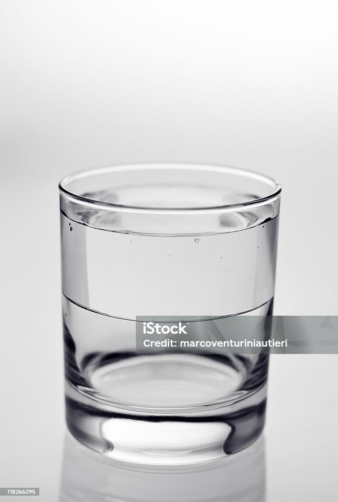 Наполовину полный стакан (неправильный половины), Иллюзия, что он не может быть - Стоковые фото Стеклянная посуда роялти-фри