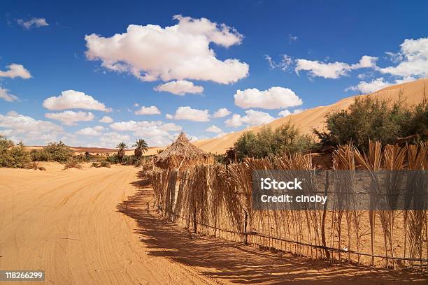 Африканский Путей — стоковые фотографии и другие картинки Um El Ma Oasis - Um El Ma Oasis, Барак, Без людей