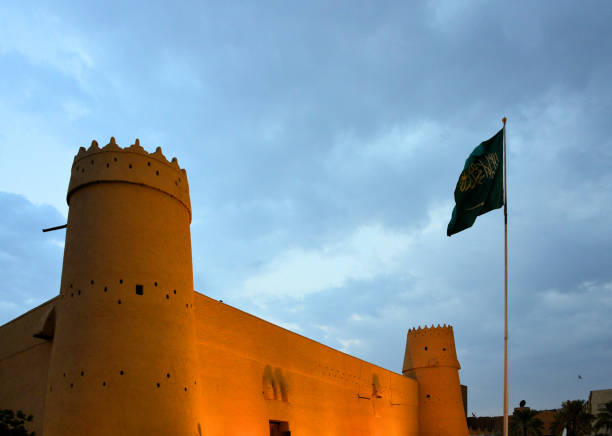 forteresse d'al masmak et drapeau saoudien, vu de la plaza d'al-masmak - qasr al-masmak, vieux quartier de riyad, arabie saoudite - place mat photos et images de collection