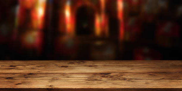 superficie del tavolo in legno di fronte alla volta rossa cupa - church altar indoors dark foto e immagini stock