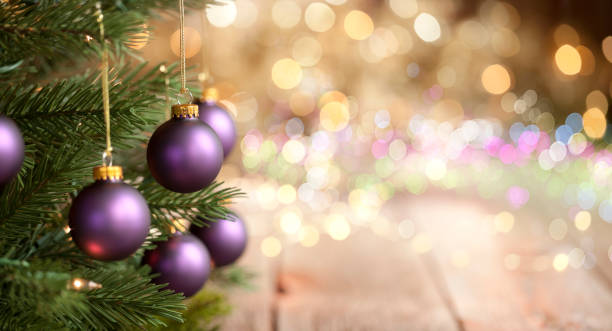 árbol de navidad con baubles púrpuras y luces doradas fondo - christmas tree decorations indoors selective focus arrangement fotografías e imágenes de stock