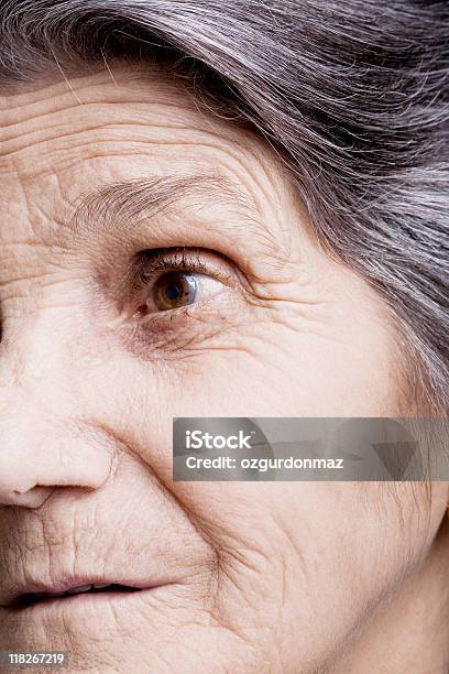 Obtener Más Foto de stock y más banco de imágenes de Adulto - Adulto, Angustiado, Arrugado