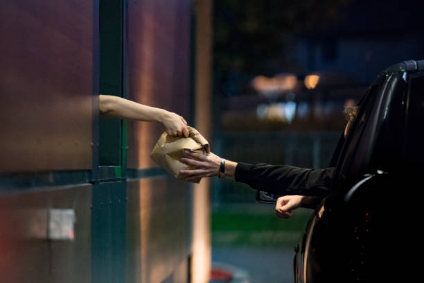 customer receiving food w: drive thru - fast food zdjęcia i obrazy z banku zdjęć