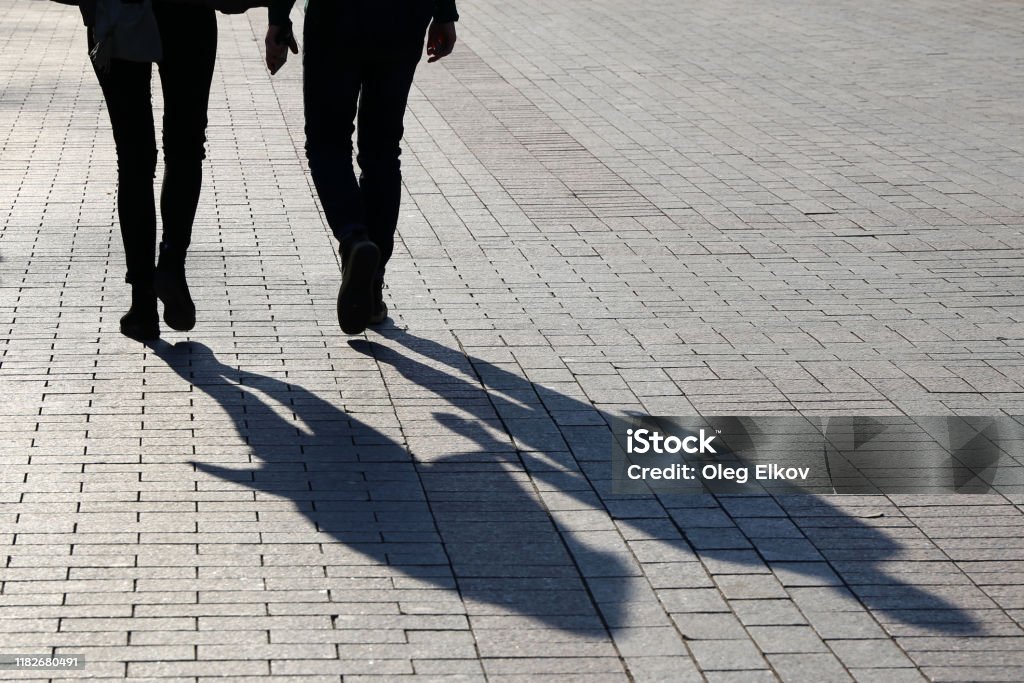 Siluetas Y Sombras De Pareja Caminando Por La Calle Foto de stock y más banco de imágenes de Acera - iStock Siluetas Y Sombras De Pareja Caminando Por La Calle Foto de stock y más banco de imágenes de Acera - iStock