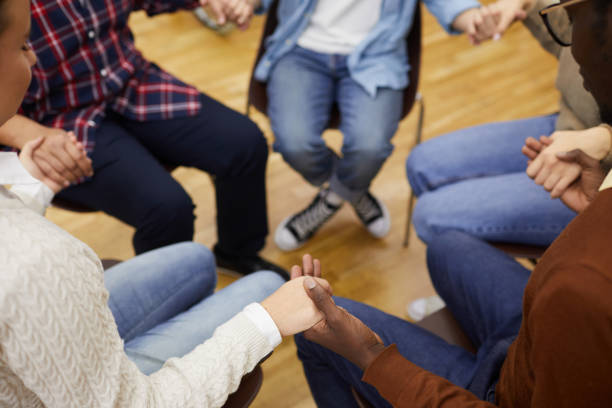 держа руки в группе поддержки крупным планом - circle group of people human hand student стоковые фото и изображения