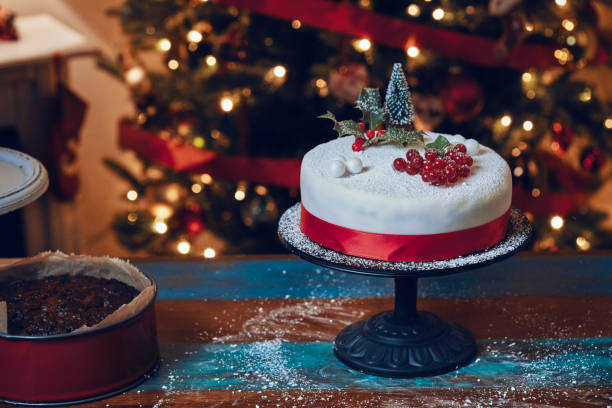 pastel de navidad fondant con frutas y frutos secos - tarta de navidad fotografías e imágenes de stock