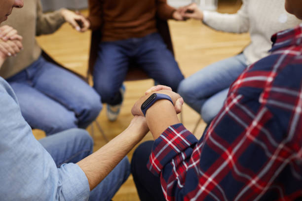 люди, держащиеся за руки в группе поддержки - circle group of people human hand student стоковые фото и изображения