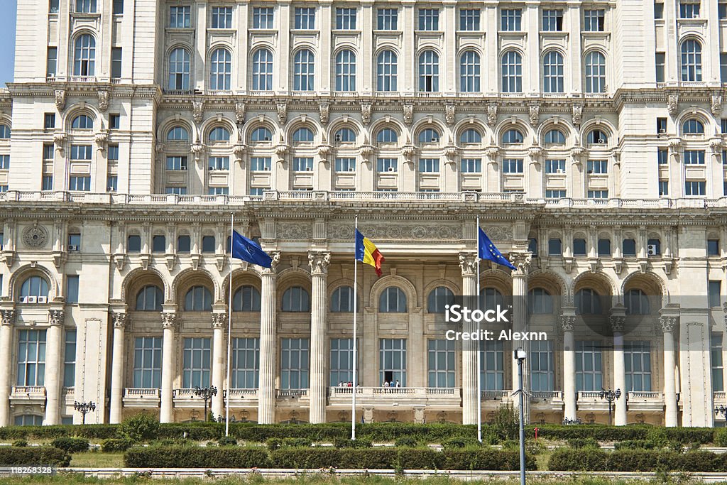 Palácio do Parlamento Vista frontal de Bucareste, Romênia - Foto de stock de Arbusto royalty-free