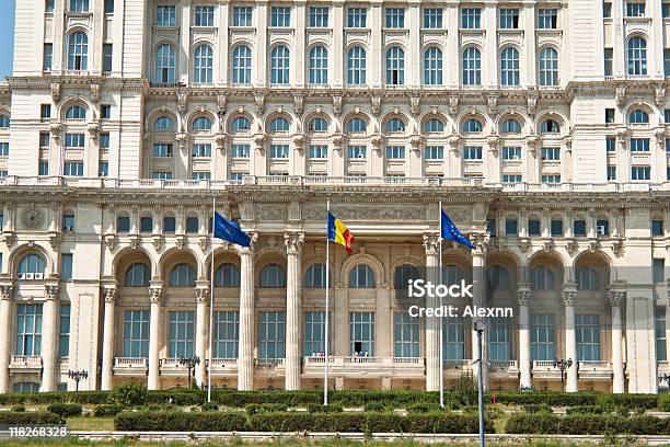 Foto de Palácio Do Parlamento Vista Frontal De Bucareste Romênia e mais fotos de stock de Arbusto