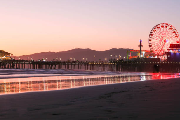 santa monica beach and ferris wheel - santa monica pier beach panoramic santa monica imagens e fotografias de stock