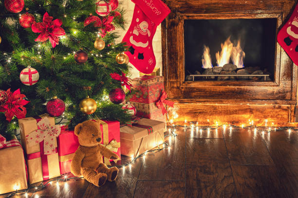 verpackte geschenke unter dem weihnachtsbaum in gemütlicher festlicher atmosphäre - unterhalb stock-fotos und bilder