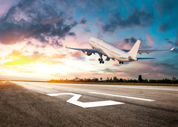 aereo passeggeri che atterra al tramonto - airplane taking off sky commercial airplane foto e immagini stock