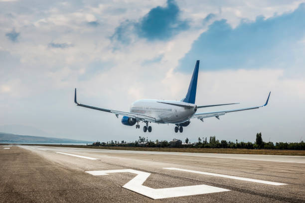 旅客から着陸する飛行機 - 空港 写真 ストックフォトと画像